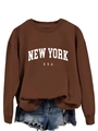 Dettaglio della stampa New York USA sulla felpa marrone e pantaloncini di jeans sfrangiati - Caffè (Carattere Bianco)