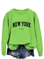 Dettaglio della felpa verde New York USA abbinata a pantaloncini di jeans sfrangiati - Verde Fluorescente (Carattere Nero)