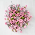 Corona primaveral de flores de cerezo artificiales con pétalos rosas sobre ramas rústicas - Estilo Cerezo Rosa