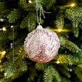 Pallina di Natale rosa con foglie glitterate argento e cristalli, diametro 8 cm - Palla Rosa con Bordo in Pizzo