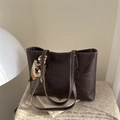 Borsa tote marrone trama litchi con foulard in seta e cuciture bianche a contrasto - Marrone Scuro