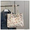 Detalle del bolso tote de pana con estampado de cerezas y bolsillo delantero - Bolso tote de pana con estampado de cerezas / Blanco