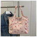 Detalle del bolso tote de pana rosa con estampado de cerezas y bolsillo frontal colgado - Bolso tote de pana con estampado de cerezas / Rosa