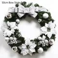 Groene kerstkrans van 50 cm met zilveren strikken, glitterballen en feestelijke bloemen - Met Strik / Zilver