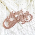 Décoration de Noël suspendue en bois pailleté or rose avec lettrage élégant et ruban - Or Rose Pailleté - Style Calligraphie