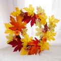 Herbstkranz mit Ahornblättern, Kürbissen und Beeren für Halloween und Erntedankfestdeko - 30cm