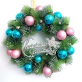 Ghirlanda natalizia 30cm con aghi innevati e decorazioni rosa e blu - Stile Rosa e Blu (A07)