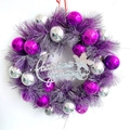 Ghirlanda natalizia viola con palline d'argento e scritta augurale su sfondo bianco - Stile Viola e Argento (A11)