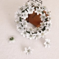 6cm witte kunstmatige kerstbloemen met groene plastic basis voor kransdecoratie - Groot / Zilveren Kleine Bloemenkrans