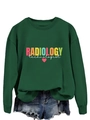Détail du sweat vert forêt Radiology Technologist avec cœur rose et short en jean bleu - Sweat-shirt Vert Foncé (Texte Blanc)