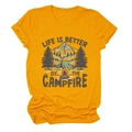 Λεπτομέρεια του Life Is Better By The Campfire σχεδίου σε κίτρινο βαμβακερό t-shirt κάμπινγκ - S / Κίτρινο της Μουστάρδας