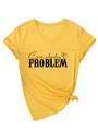 Détail du t-shirt jaune à col en V avec imprimé et nœud élégant sur le devant du vêtement - S / Jaune (Graphique Noir)