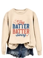 Détail du sweat beige à col rond avec motif baseball et short en jean effiloché - S / Sable