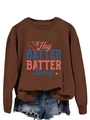 Vue détaillée du sweat-shirt caramel avec imprimé baseball et short en jean délavé - S / Café