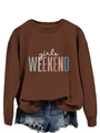 Gros plan du sweat marron à col rond avec texte WEEKEND coloré et lettrage girls - Sweat-shirt Couleur Café (Texte Blanc)