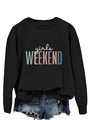 Détails du sweat Girls Weekend et du short en jean vieilli sur fond blanc plat - Sweat-shirt Noir (Texte Blanc)