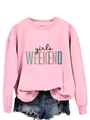 Détail de l'imprimé Girls Weekend sur un sweat-shirt rose vif à manches longues - Sweat-shirt Rose (Texte Noir)