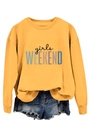 Détail d'un sweat jaune Girls Weekend avec col côtelé et texture de coton doux - Sweat-shirt Jaune (Texte Noir)