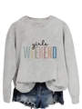 Détail de l'imprimé Girls Weekend sur sweat gris à col rond et épaules tombantes - Sweat-shirt Gris (Texte Noir)