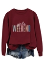Détail de l'imprimé girls WEEKEND sur sweat bordeaux avec short en jean - Sweat-shirt Bordeaux (Texte Blanc)