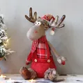 Muñeco de reno navideño de felpa con peto a cuadros rojos y gorro a rayas, adorno de 46cm - Ciervo Sentado Macho