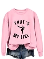 Vue à plat du sweat rose avec silhouette de gymnaste et texte That's My Girl et un short - S / Rose (Graphique Noir)