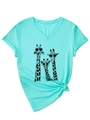 Dettaglio della maglietta verde menta con scollo a V, stampa giraffe e nodo frontale - S / Blu Acqua Profonda (Stampa Nera)