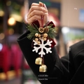 Décoration de Noël avec nœud en velours rouge, pommes de pin et clochettes d'or - Style Flocon de Neige Blanc