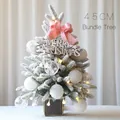 Árbol de Navidad flocado de 45cm con lazo rosa, luces LED y maceta cuadrada - Set de Circonita Blanca / 45cm