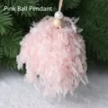 Boule de Noël en plumes roses faite main avec perle en bois et détail perlé - Pendentif Boule de Laine / Rose