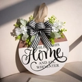 Couronne de bienvenue ronde en bois avec fleurs artificielles et nœud rayé noir - Style Bless This Home