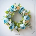 Blauer und cremefarbener künstlicher Pfingstrosenkranz mit 40cm Durchmesser für Hochzeiten - Blauer Pfingstrosen Stil