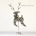 Décor de renne de Noël volant argenté étincelant avec collier de baies, 68x28cm - Renne Volant Style Un