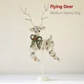 Décoration de Noël cerf volant en rotin argenté avec couronne et neige, 68x28cm - Renne Volant Style Deux