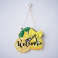 Panneau de bienvenue en bois forme citron avec nœud à pois jaunes et feuilles vertes - Style Citron (166779)