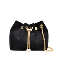 Mini borsa a secchiello in velluto nero con perle e tracolla a catena dorata - Nero