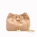 Borsa a secchiello in maglia beige con catena dorata ed eleganti dettagli in perla - Cachi