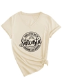 Dettaglio di t-shirt beige con scollo a V, stampa grafica e design con nodo laterale - S / Sabbia (Carattere Nero)