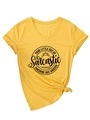 Dettaglio t-shirt gialla scollo a V con nodo sull'orlo e stampa Sarcastic Sunshine - S / Giallo (Carattere Nero)