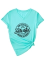 Dettaglio di una maglietta verde menta con scollo a V, stampa e design con nodo laterale - S / Blu Acqua Profonda (Font Nero)