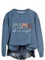 Gros plan du lettrage Mama of an Angel sur un sweat-shirt bleu à col rond - Bleu (Imprimé Blanc)