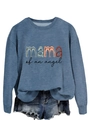 Détail du lettrage coloré Mama of an Angel sur le sweat-shirt bleu denim - Bleu (Imprimé Noir)