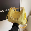 Grande borsa hobo in tela gialla con scritta Hai e tracolla larga regolabile di tendenza - Giallo