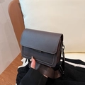 Elegante borsa a tracolla marrone scuro in ecopelle con ampia tracolla in nylon - Marrone