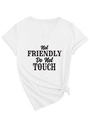 Detail eines weißen Baumwoll-T-Shirts mit V-Ausschnitt und Not FRIENDLY Slogan-Druck - S / Weiß
