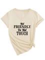 Detail der Seitenknoten am beigen V-Ausschnitt T-Shirt mit schwarzem Slogan-Aufdruck - S / Sandfarben