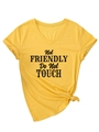 Detail eines gelben T-Shirts mit V-Ausschnitt, schwarzem Text und seitlichem Knoten - S / Gelb