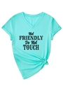 Detail des mintgrünen V-Ausschnitt T-Shirts mit Not Friendly Spruch und modischem Knoten - S / Tiefwasserblau