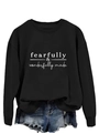Vue à plat du sweat noir avec texte imprimé et short en jean à bords effilochés - Noir (Police Blanche)