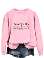 Détail du sweat rose imprimé Fearfully Wonderfully Made et d'un short en jean bleu - Rose (Texte Noir)